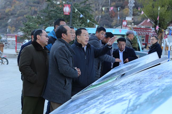 11、張學(xué)武董事長(zhǎng)考察迪慶州阿墩子古城規(guī)劃建設(shè)情況_副本.jpg